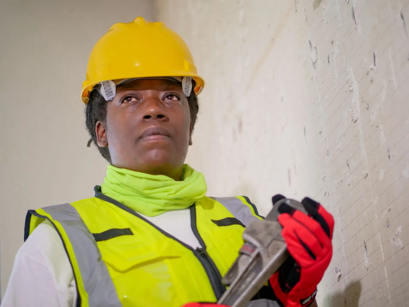10 Questions à Poser Avant d’Engager un Technicien au Cameroun (Liste de Vérification pour les Propriétaires)