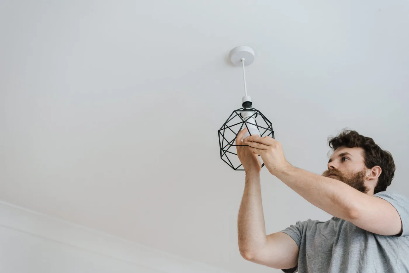 Signes que votre maison a besoin d'une inspection électrique urgente au Cameroun